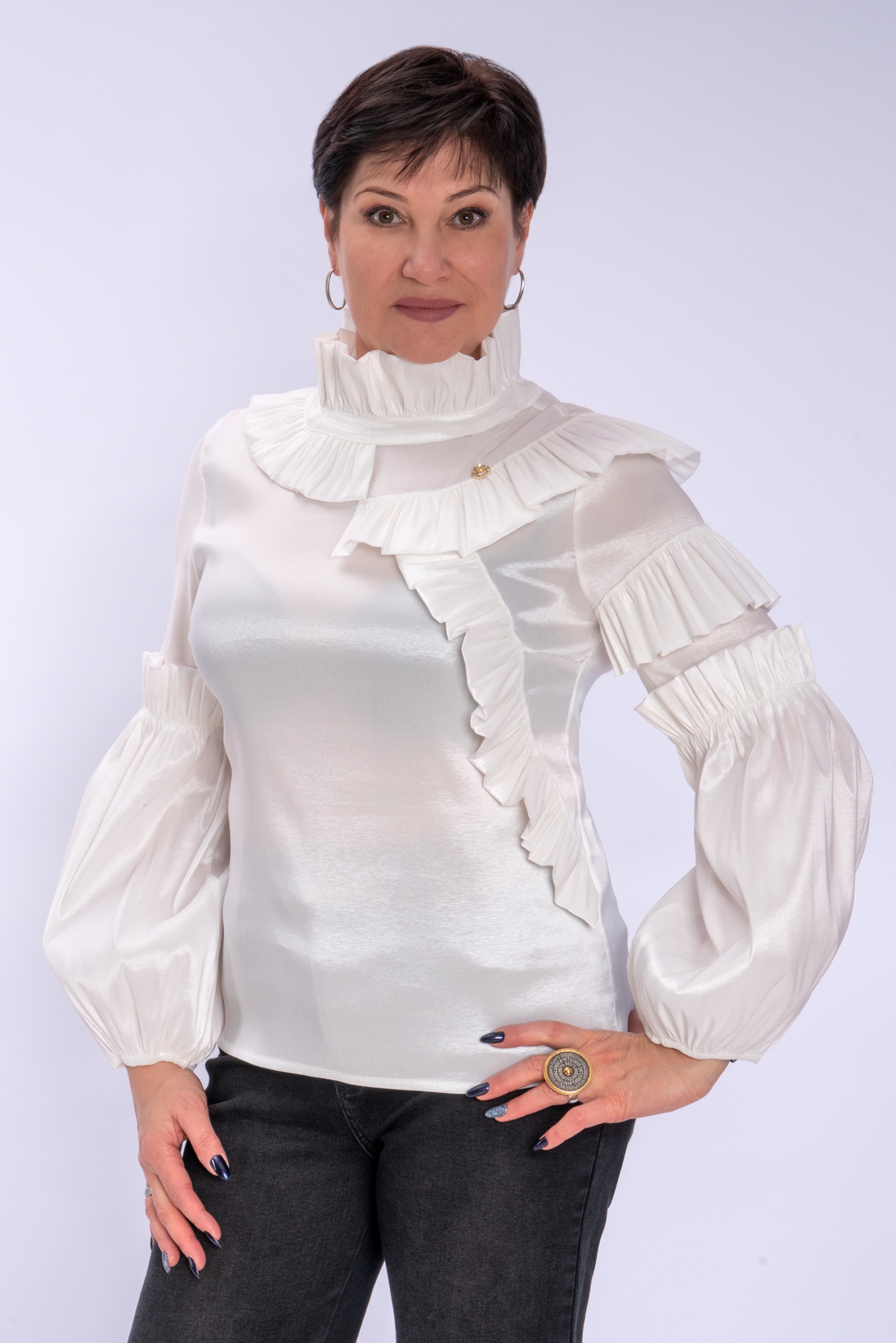Блуза с рюшами белая