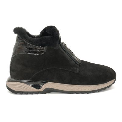 Кроссовки женские