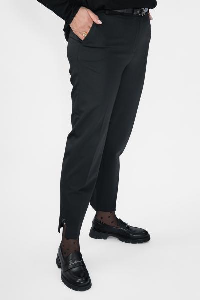 Брюки зауж. внизу буква V