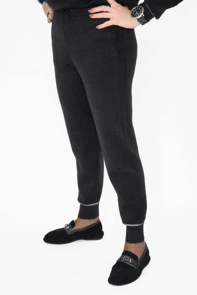 Костюм брючный пуговицы на плече